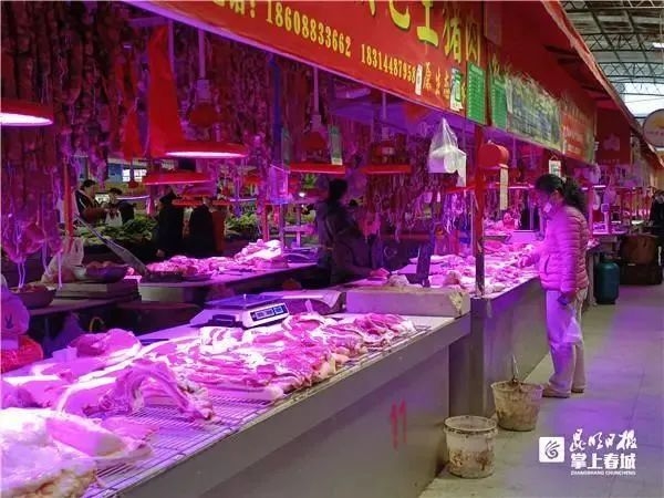 Giá lợn hơi liên tục giảm, nhiều tỉnh ở Trung Quốc thu mua dự trữ thịt lợn - Ảnh 1.
