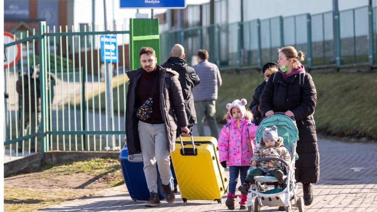 Các quốc gia Đông Âu sẵn sàng tiếp nhận dòng người tị nạn từ Ukraine - Ảnh 2.