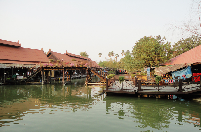 Những khu chợ nổi tiếng ở Ayutthaya - Ảnh 1.