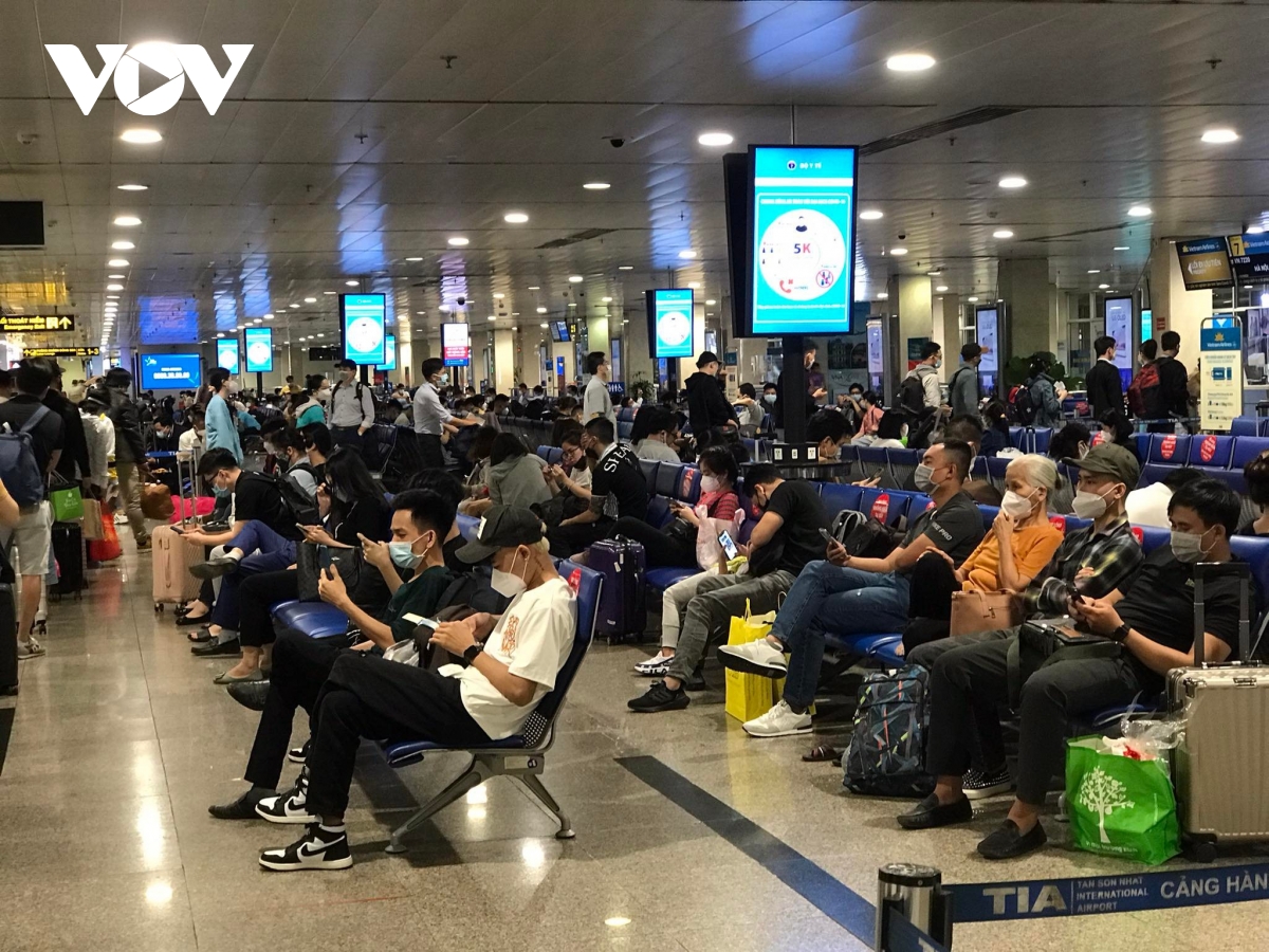 Sân bay Nội Bài, Tân Sơn Nhất khách tăng đột biến trong ngày mùng 4 Tết - Ảnh 2.