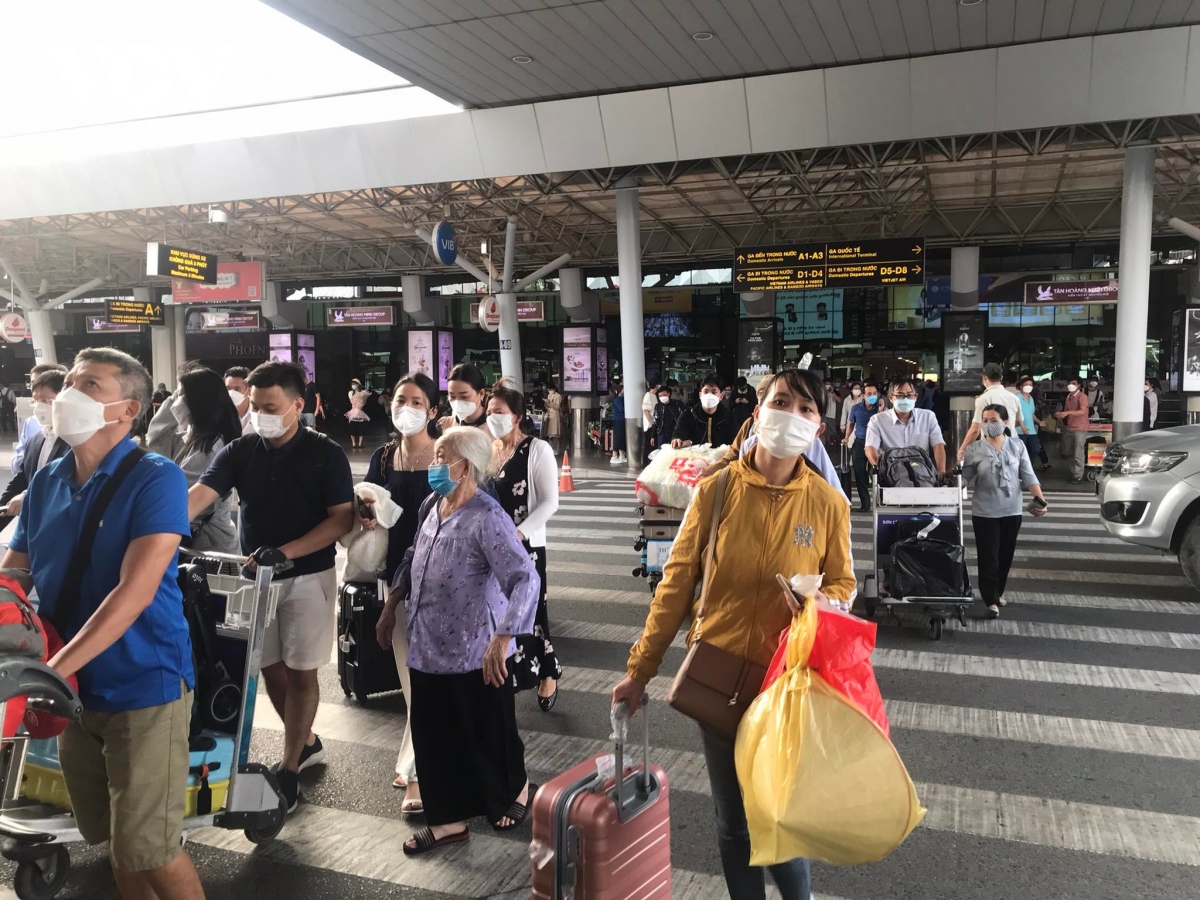 Sân bay Nội Bài, Tân Sơn Nhất khách tăng đột biến trong ngày mùng 4 Tết - Ảnh 1.