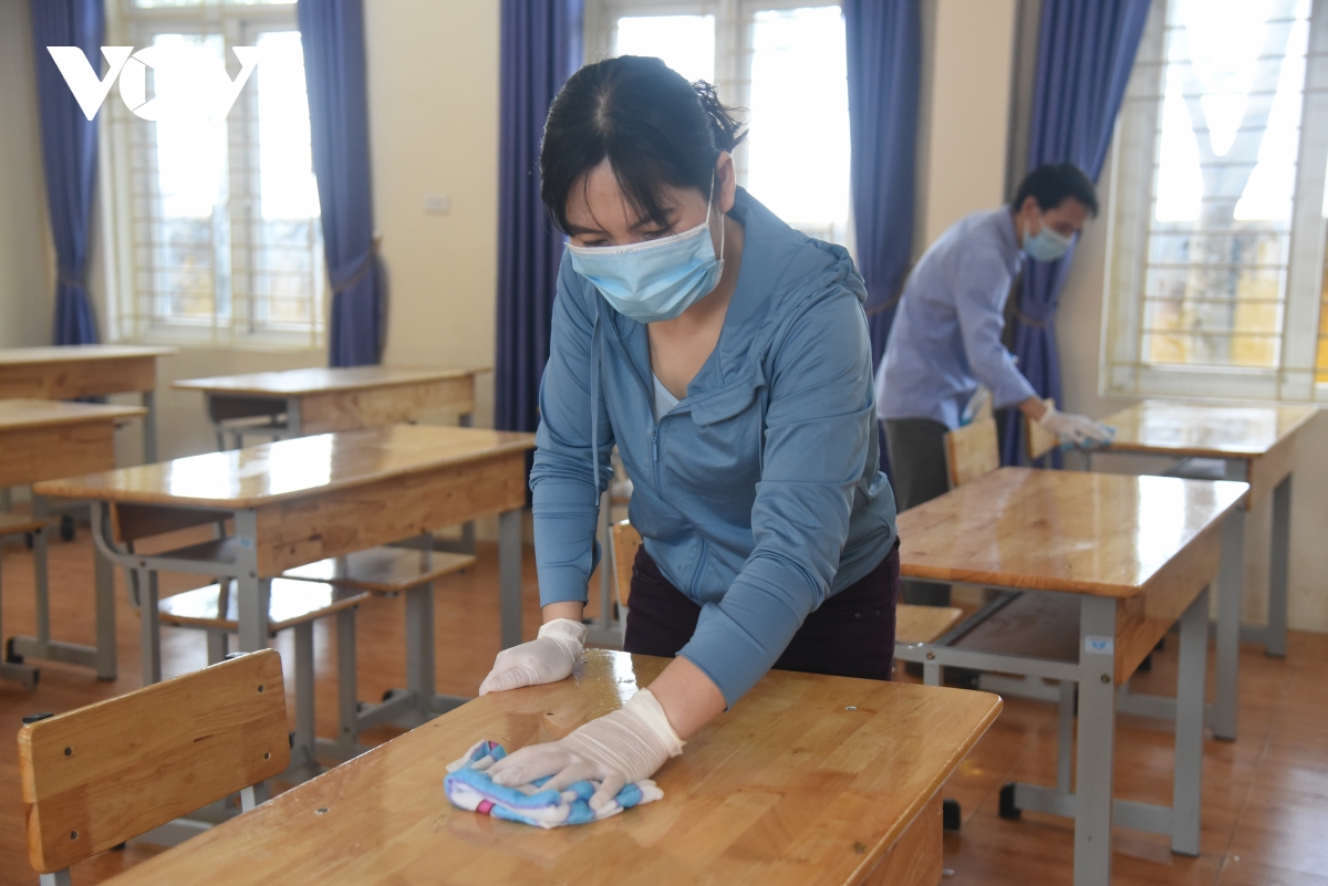 Các trường ở Hà Nội dọn dẹp, chuẩn bị đón học sinh trở lại học trực tiếp - Ảnh 1.