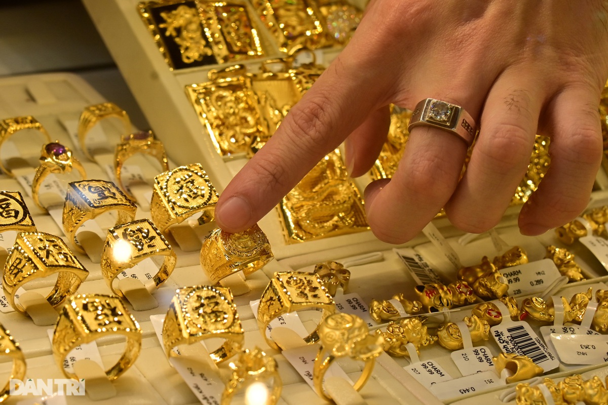 Lại choáng váng vì giá vàng: Sáng giảm sốc, chiều tăng 2,2 triệu đồng/lượng - Ảnh 1.