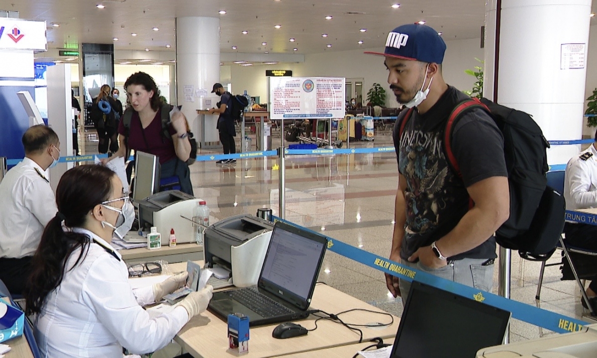 Sân bay Nội Bài đón chuyến bay quốc tế đầu tiên sau hai năm &quot;đóng cửa&quot; vì dịch - Ảnh 4.