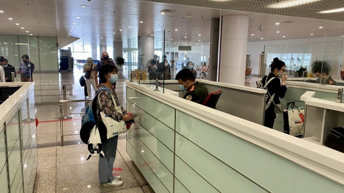 Sân bay Nội Bài đón chuyến bay quốc tế đầu tiên sau hai năm &quot;đóng cửa&quot; vì dịch - Ảnh 2.