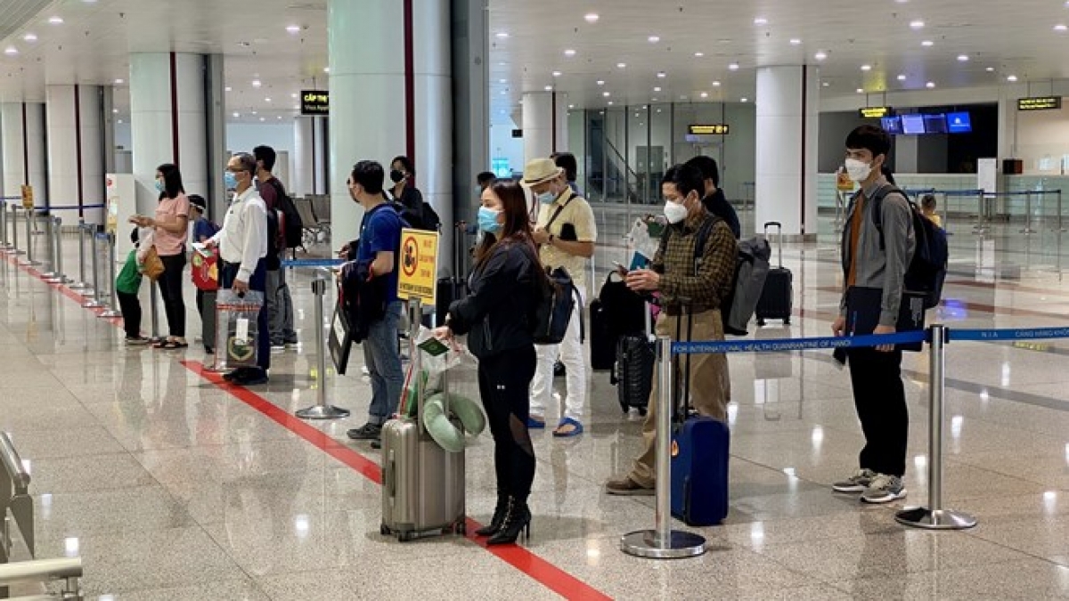 Sân bay Nội Bài đón chuyến bay quốc tế đầu tiên sau hai năm &quot;đóng cửa&quot; vì dịch - Ảnh 1.