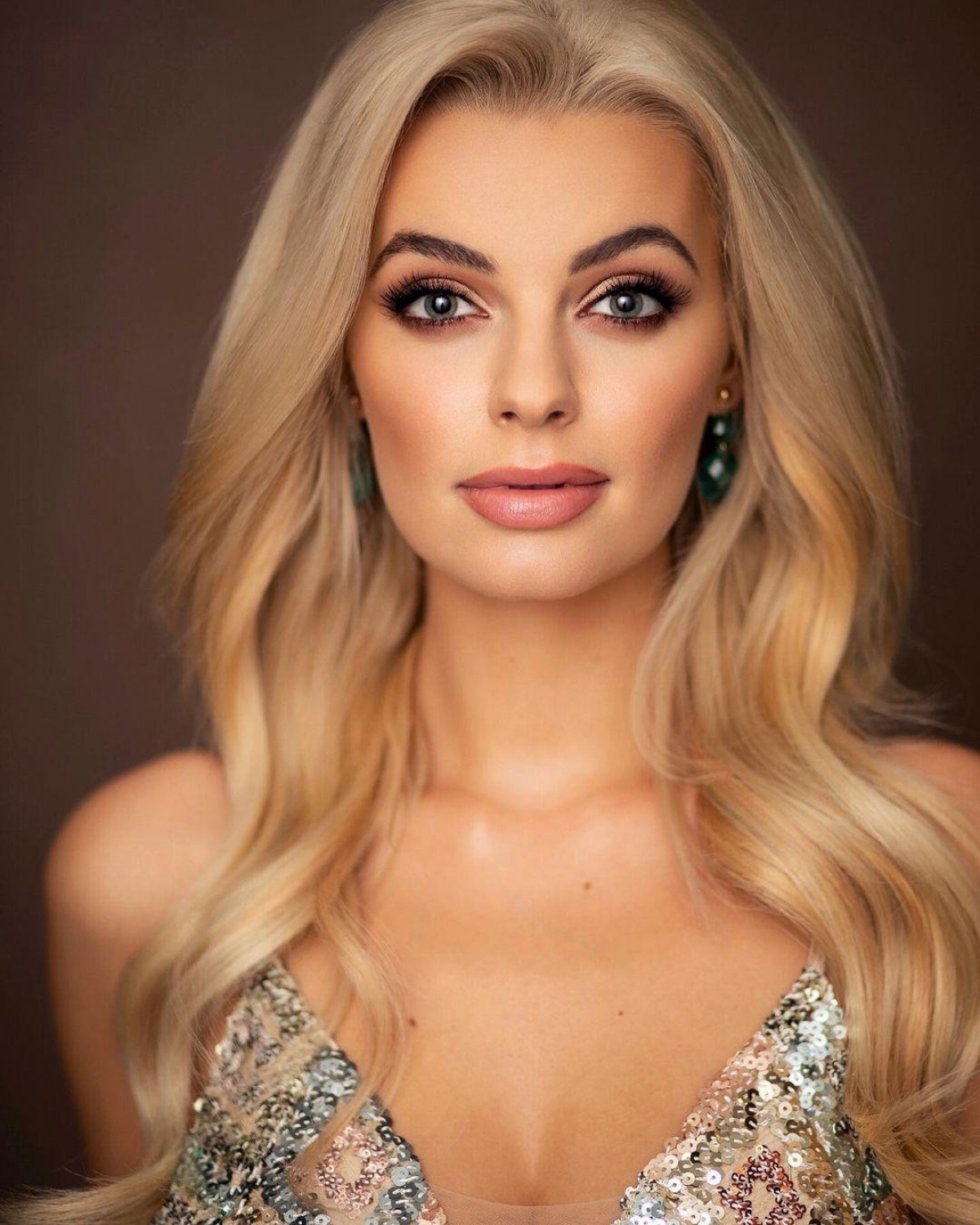 Nhan sắc 'tựa búp bê' của người đẹp Ba Lan đăng quang Miss World 2021 - Ảnh 1.
