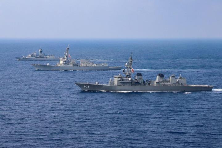 Mỹ, Australia và Nhật Bản tập trận chung ở Biển Đông - Ảnh 1.