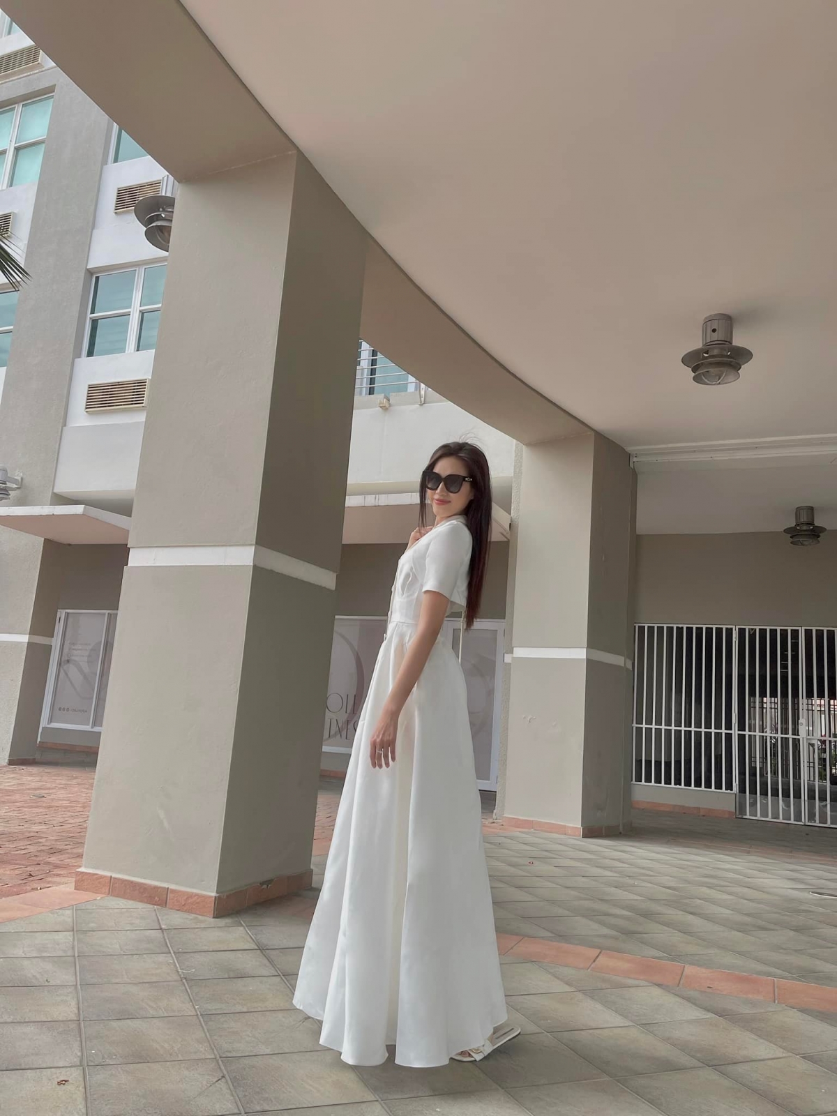 Hoa hậu Đỗ Thị Hà hóa nàng thơ yêu kiều với sắc trắng tinh khôi trước khi về nước - Ảnh 2.