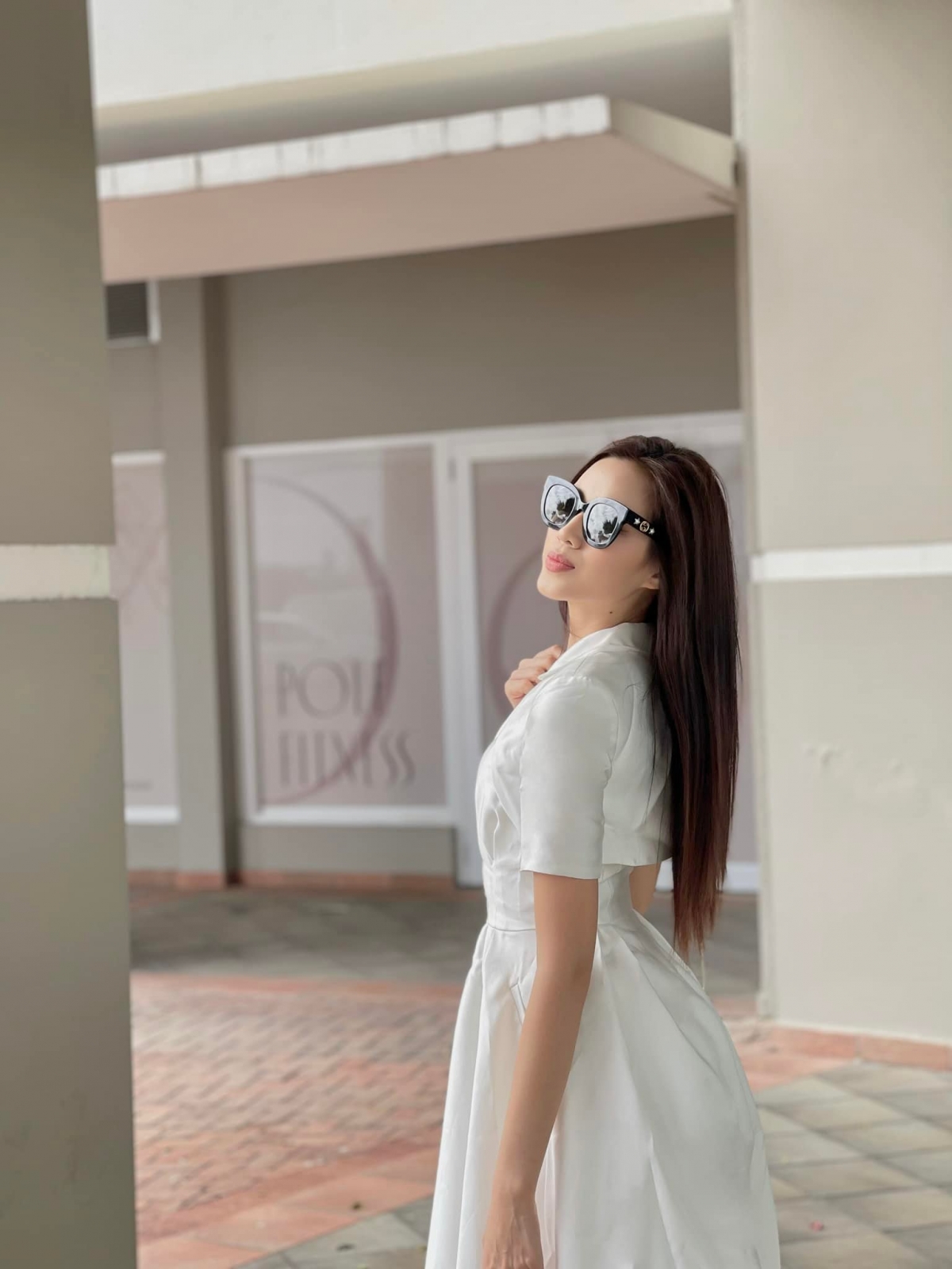 Hoa hậu Đỗ Thị Hà hóa nàng thơ yêu kiều với sắc trắng tinh khôi trước khi về nước - Ảnh 3.