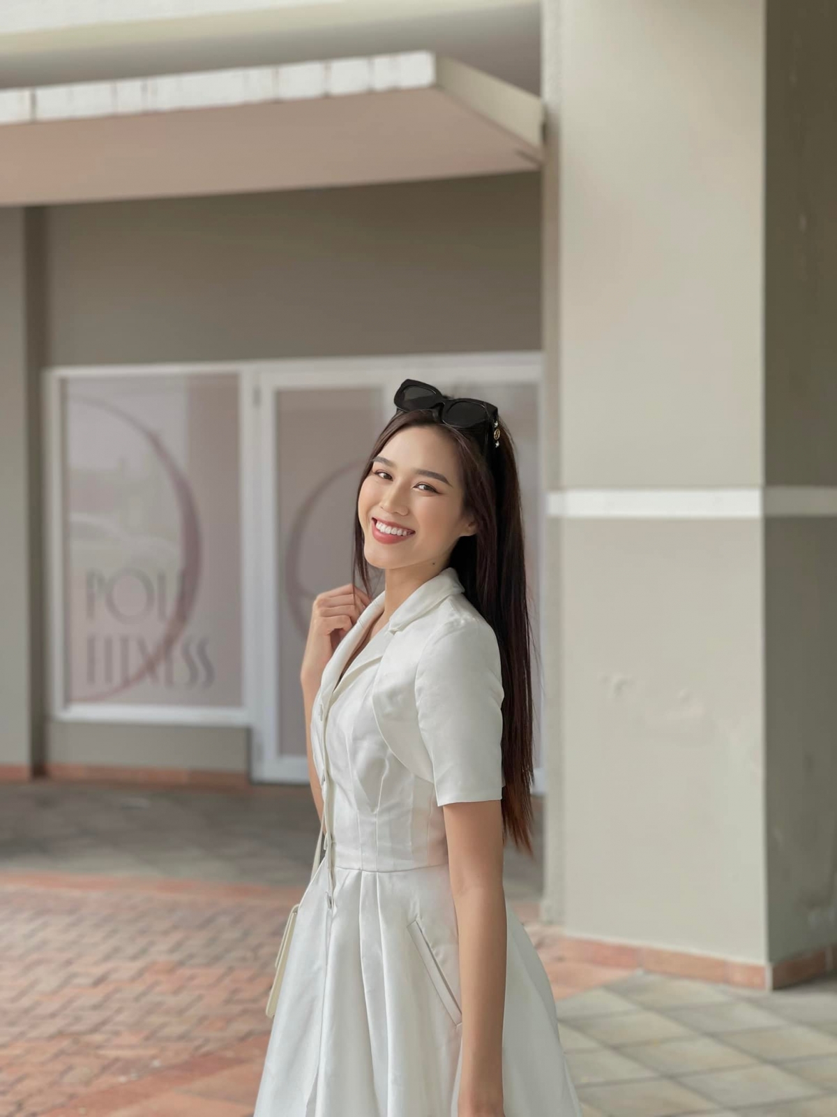 Hoa hậu Đỗ Thị Hà hóa nàng thơ yêu kiều với sắc trắng tinh khôi trước khi về nước - Ảnh 4.