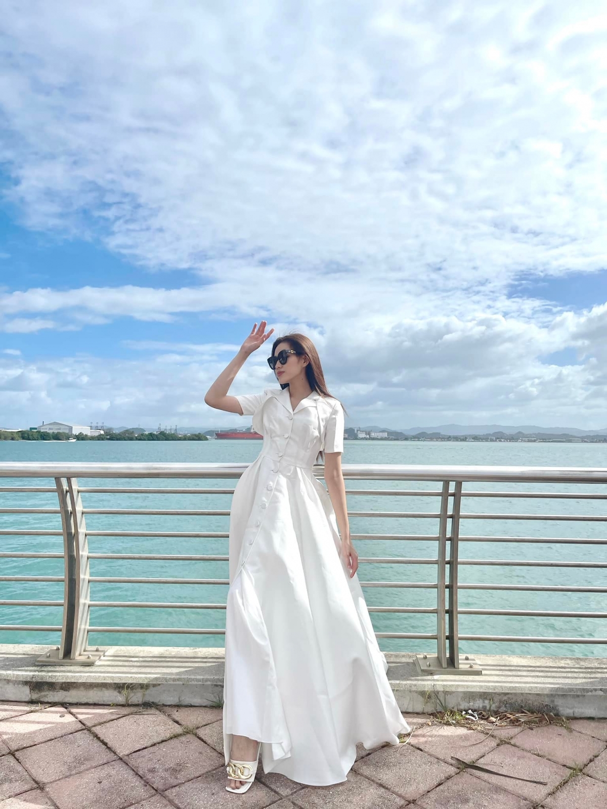 Hoa hậu Đỗ Thị Hà hóa nàng thơ yêu kiều với sắc trắng tinh khôi trước khi về nước - Ảnh 5.