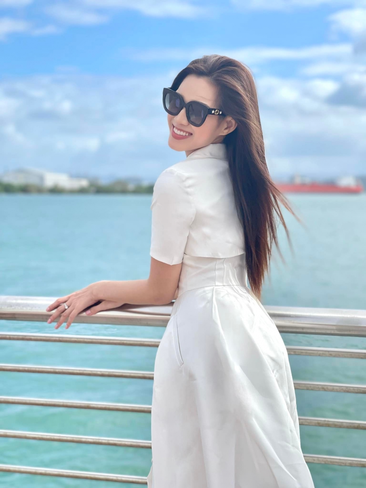 Hoa hậu Đỗ Thị Hà hóa nàng thơ yêu kiều với sắc trắng tinh khôi trước khi về nước - Ảnh 7.
