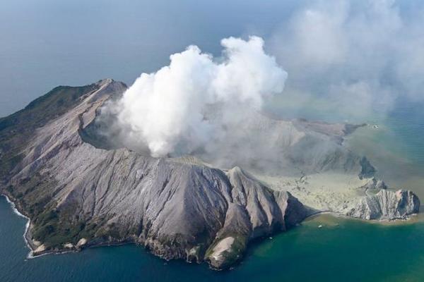 Bồ Đào Nha: Đảo núi lửa ra cảnh báo sau khi ghi nhận gần 90 trận động đất nhỏ - Ảnh 1.