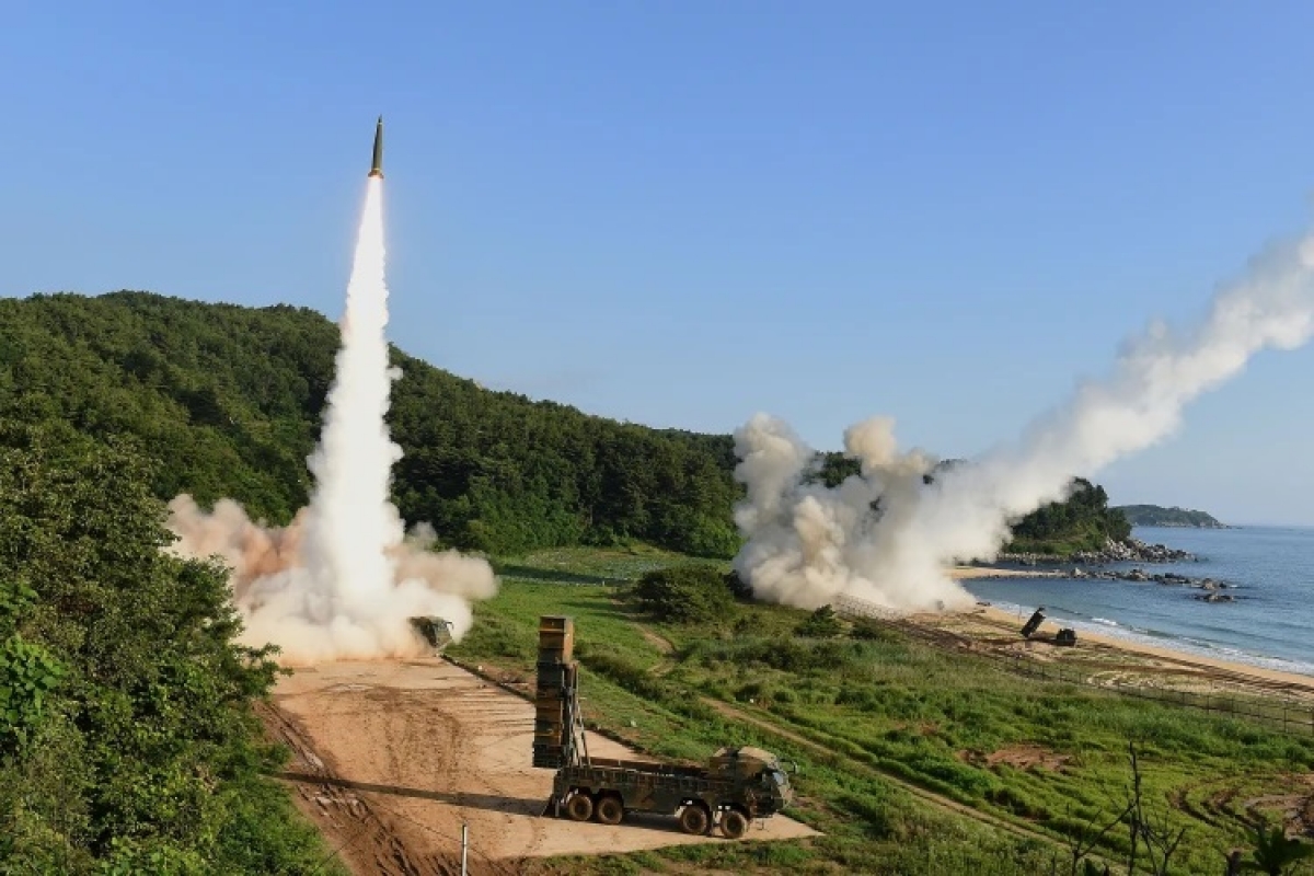 Hàn Quốc phóng loạt tên lửa ngay sau khi Triều Tiên thử ICBM - Ảnh 1.