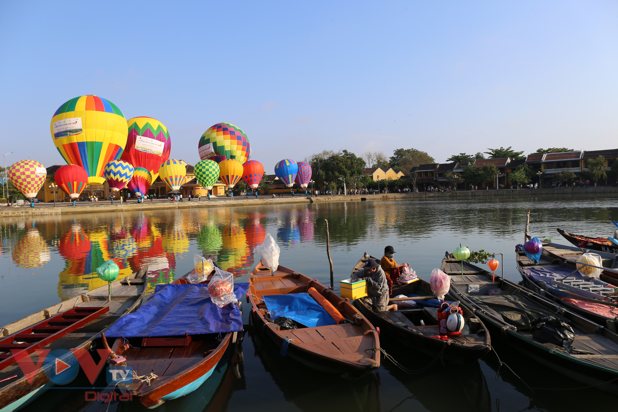 Rực rỡ sắc màu Ngày hội khinh khí cầu bên sông Hoài, phố cổ Hội An - Ảnh 2.