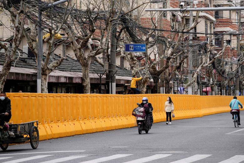 Trung Quốc ‘ngăn đôi’ Thượng Hải để truy vết COVID-19 - Ảnh 1.