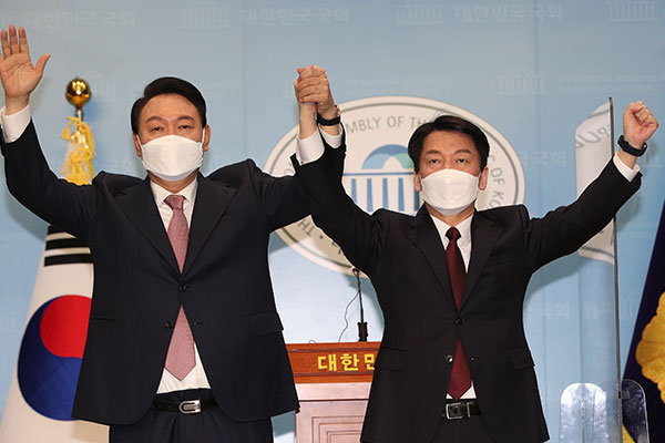 Hai ứng cử viên Tổng thống Hàn Quốc hợp nhất tranh cử  - Ảnh 1.