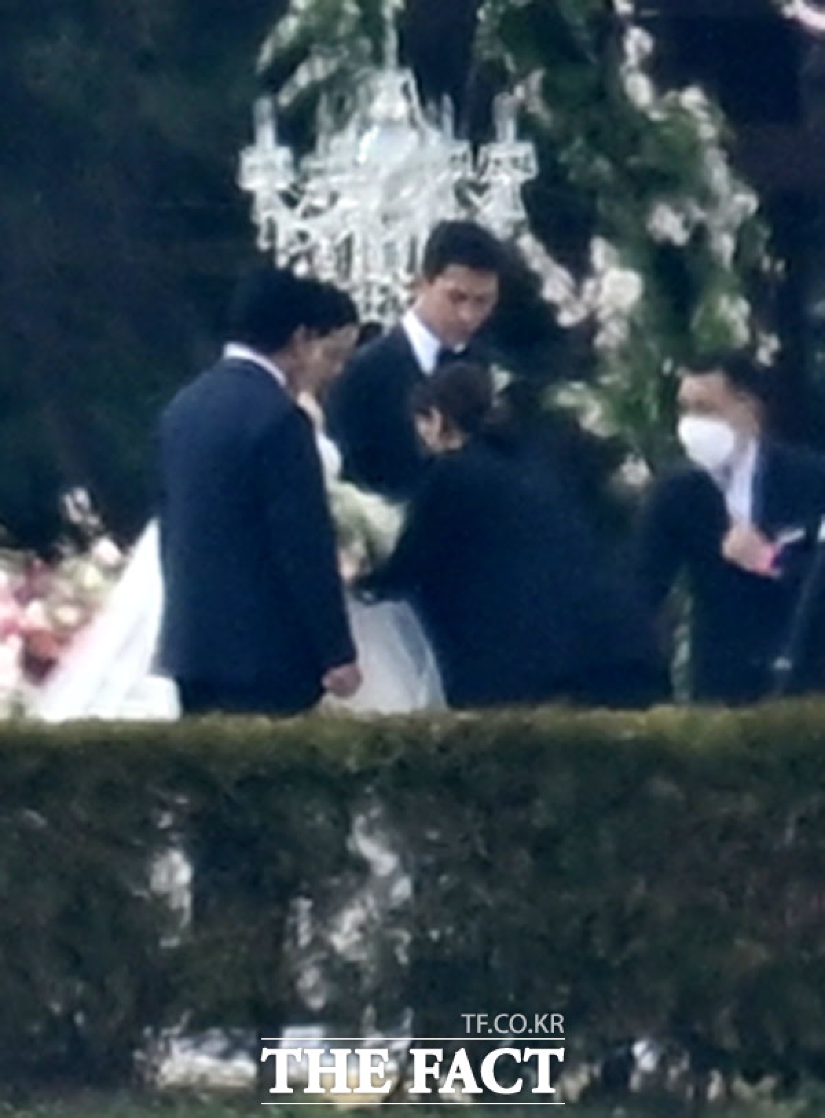 Gong Yoo, YoonA (SNSD) và dàn sao khủng dự đám cưới của Hyun Bin - Ảnh 2.