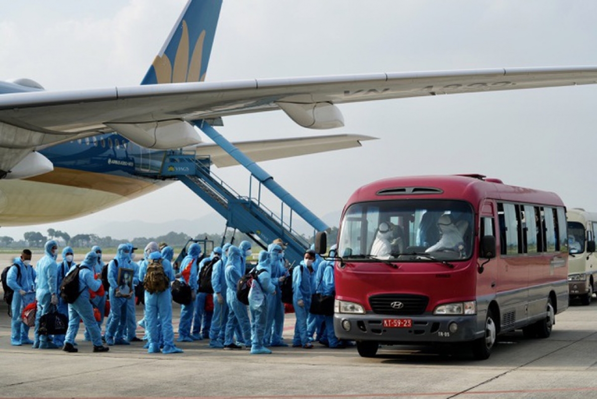 Sân bay Nội Bài lên 2 phương án đón người Việt ở 'điểm nóng' Ukraine về nước - Ảnh 1.