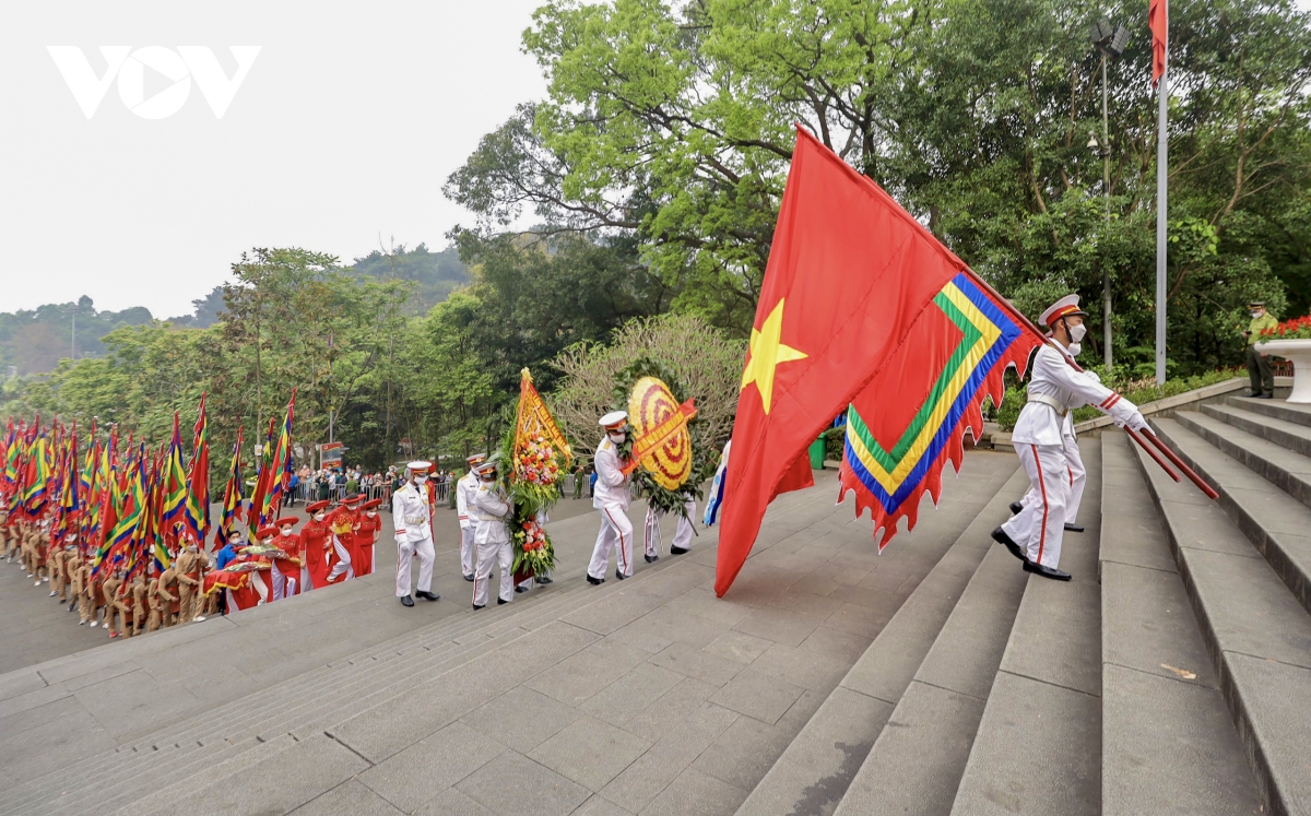 Chủ tịch nước Nguyễn Xuân Phúc dâng hương tưởng niệm các Vua Hùng - Ảnh 1.