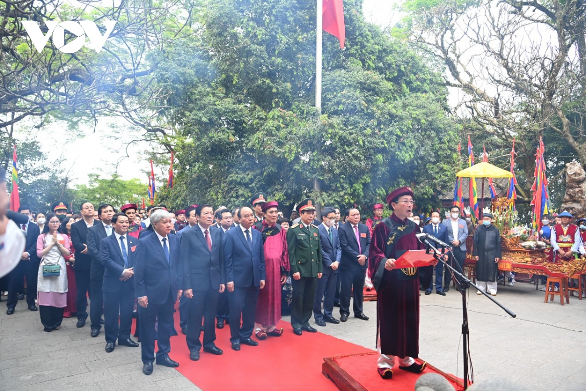 Chủ tịch nước Nguyễn Xuân Phúc dâng hương tưởng niệm các Vua Hùng - Ảnh 9.