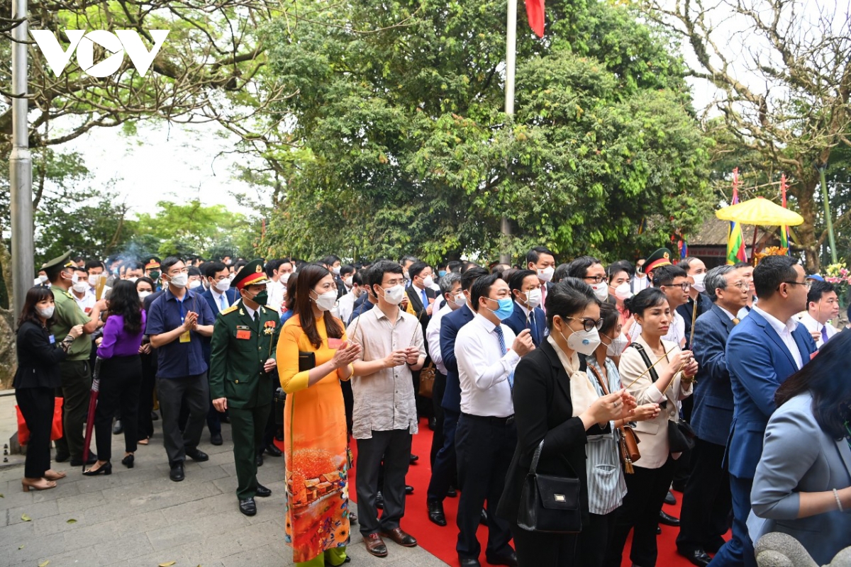 Chủ tịch nước Nguyễn Xuân Phúc dâng hương tưởng niệm các Vua Hùng - Ảnh 12.