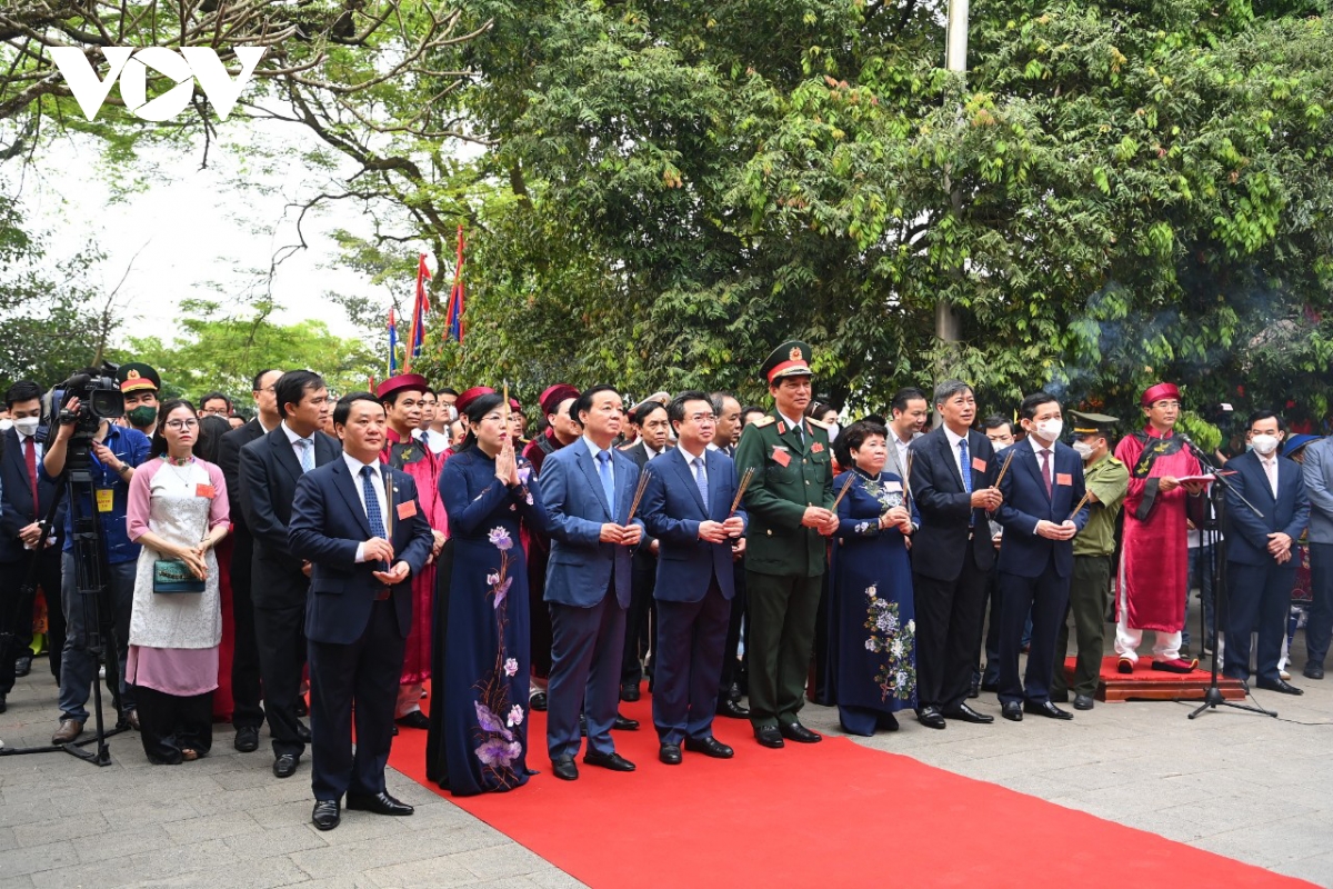 Chủ tịch nước Nguyễn Xuân Phúc dâng hương tưởng niệm các Vua Hùng - Ảnh 11.