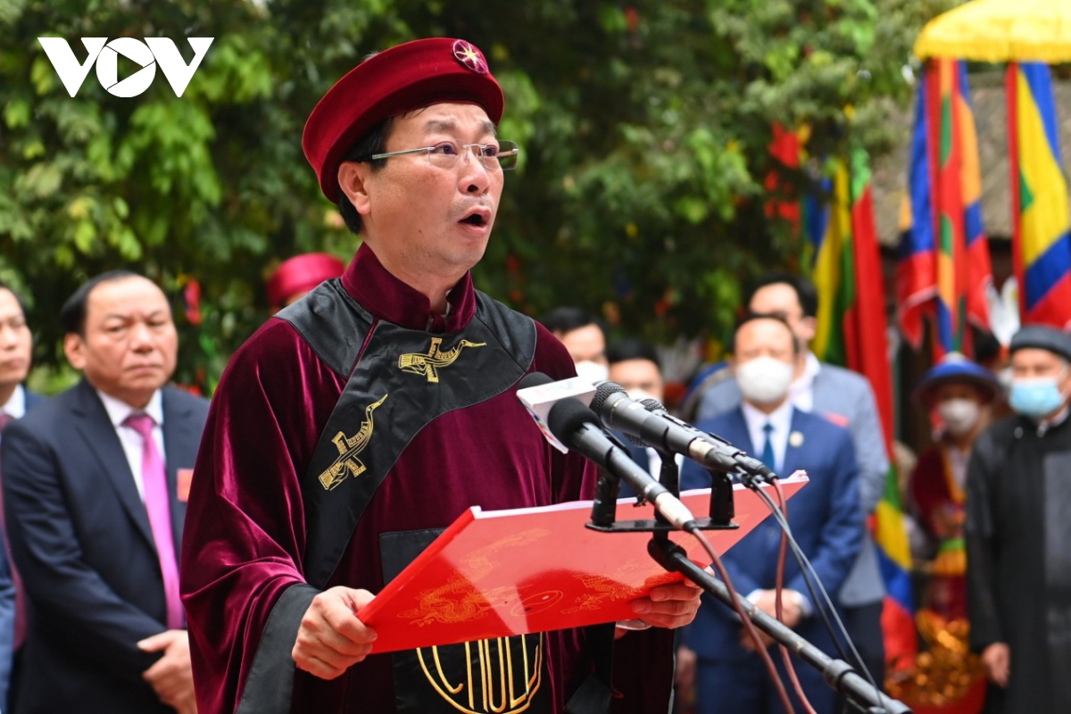 Chủ tịch nước Nguyễn Xuân Phúc dâng hương tưởng niệm các Vua Hùng - Ảnh 10.