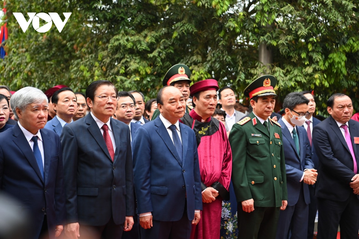 Chủ tịch nước Nguyễn Xuân Phúc dâng hương tưởng niệm các Vua Hùng - Ảnh 8.