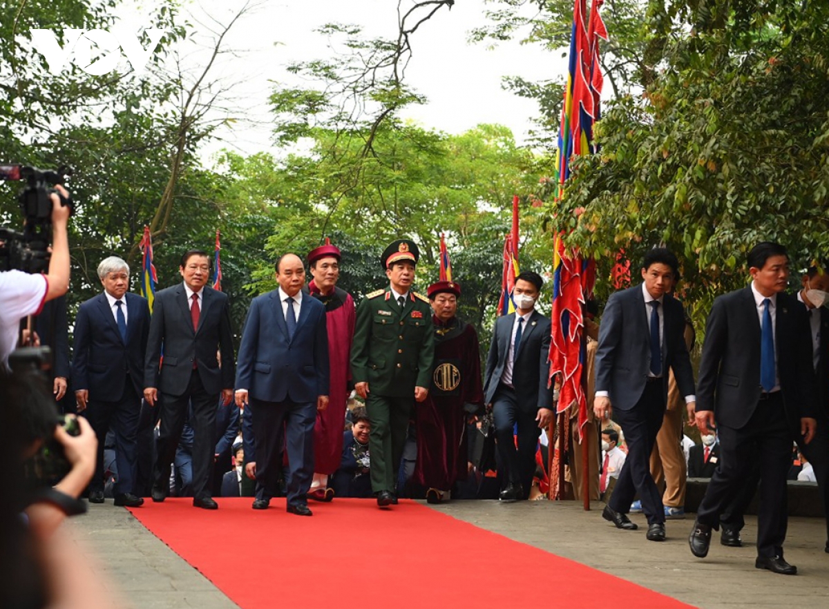 Chủ tịch nước Nguyễn Xuân Phúc dâng hương tưởng niệm các Vua Hùng - Ảnh 7.