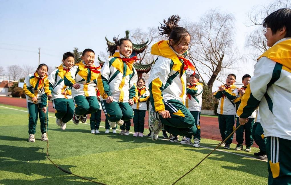Trung Quốc lên kế hoạch giảm gánh nặng kiến thức với bậc tiểu học và THCS - Ảnh 1.