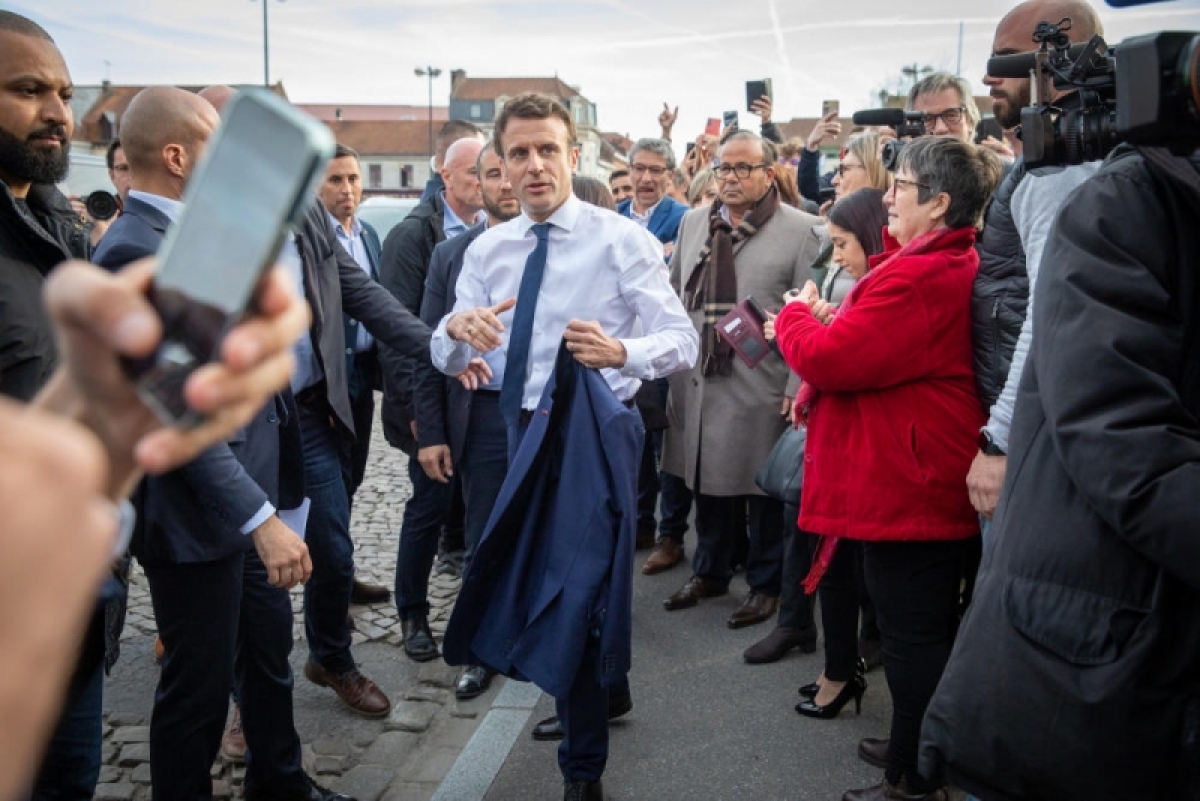 Bầu cử Tổng thống Pháp: Ông Macron và bà Le Pen chạy đua vận động cử tri cho vòng 2 - Ảnh 2.