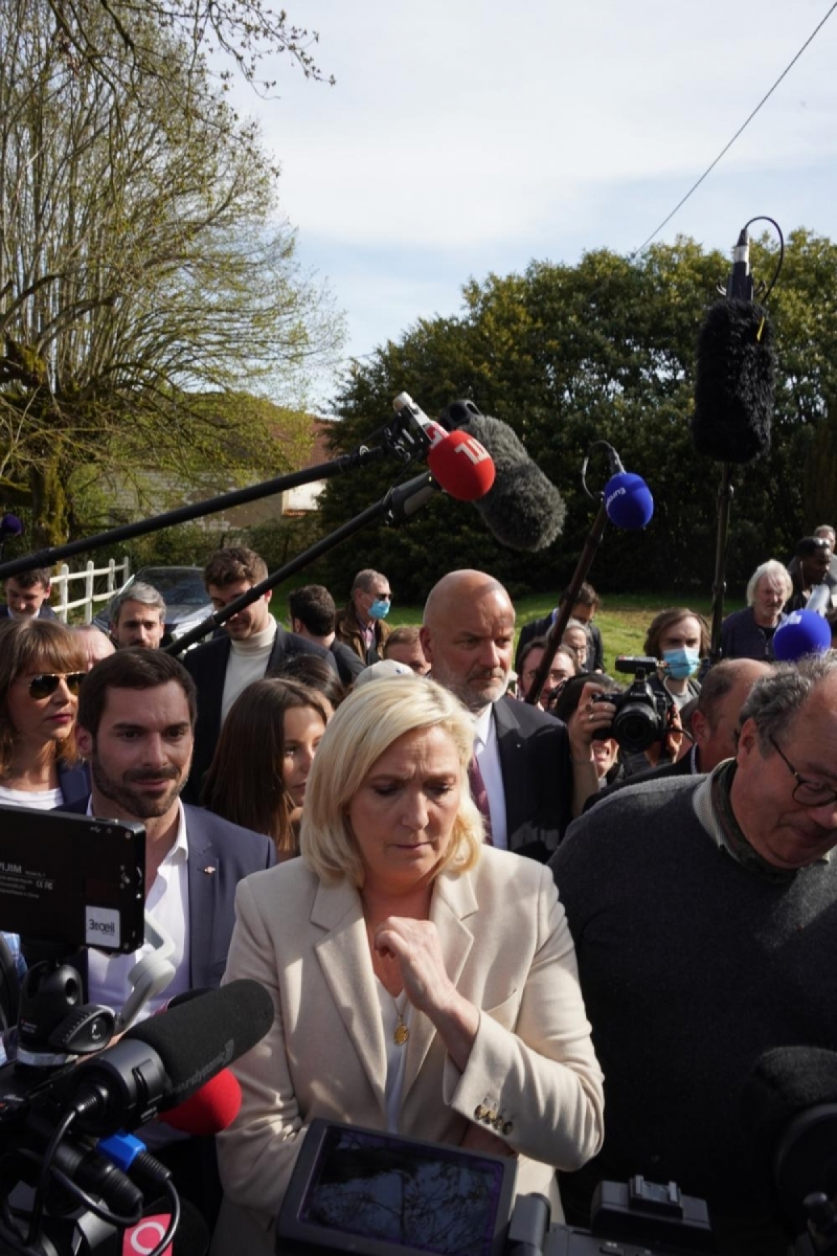 Bầu cử Tổng thống Pháp: Ông Macron và bà Le Pen chạy đua vận động cử tri cho vòng 2 - Ảnh 3.