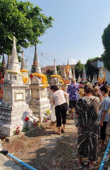 Thái Lan bắt đầu lễ Songkran 'khô' 2022 trong vắng lặng - Ảnh 3.