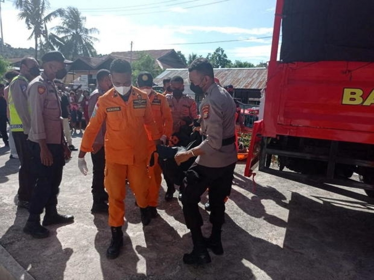 Xe tải đâm vào núi ở Indonesia khiến 18 người thiệt mạng - Ảnh 1.