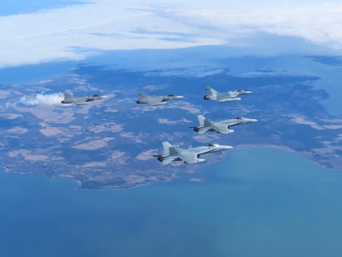 NATO gia tăng số lượng máy bay chiến đấu để bảo vệ sườn phía Đông - Ảnh 1.