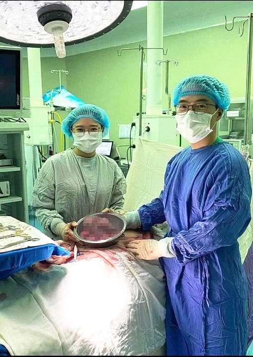 Đà Nẵng: Phẫu thuật bóc tách 10 khối u xơ tử cung lớn cho nữ bệnh nhân - Ảnh 1.