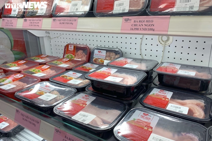 Giá thịt heo ở chợ bật tăng: Tuyệt chiêu che mắt khách của người bán - Ảnh 2.