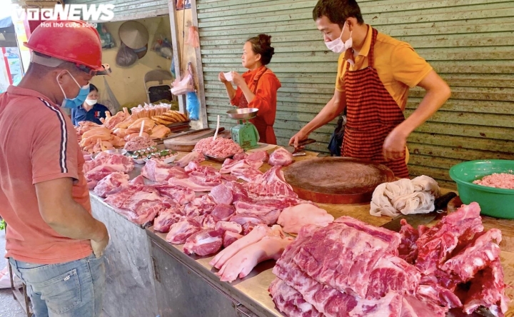 Giá thịt heo ở chợ bật tăng: Tuyệt chiêu che mắt khách của người bán - Ảnh 1.