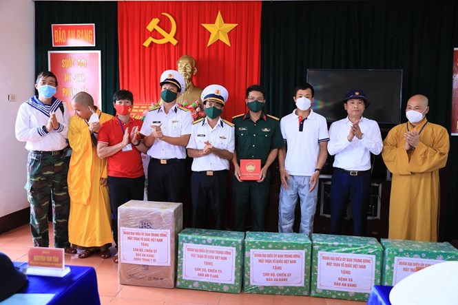 Đoàn công tác Ủy ban Trung ương MTTQ Việt Nam kết thúc tốt đẹp chuyến công tác tại huyện đảo Trường Sa - Ảnh 7.