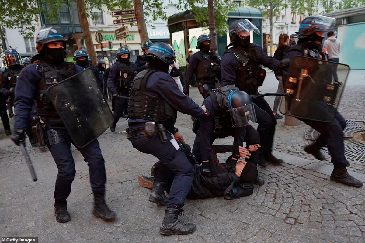 Biểu tình bạo động tại Paris sau khi bà Le Pen bị ông Macron đánh bại trong bầu cử Pháp - Ảnh 6.