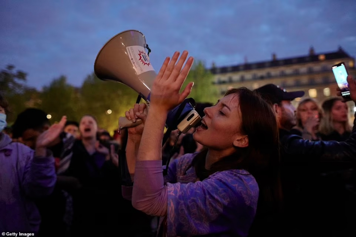 Biểu tình bạo động tại Paris sau khi bà Le Pen bị ông Macron đánh bại trong bầu cử Pháp - Ảnh 7.