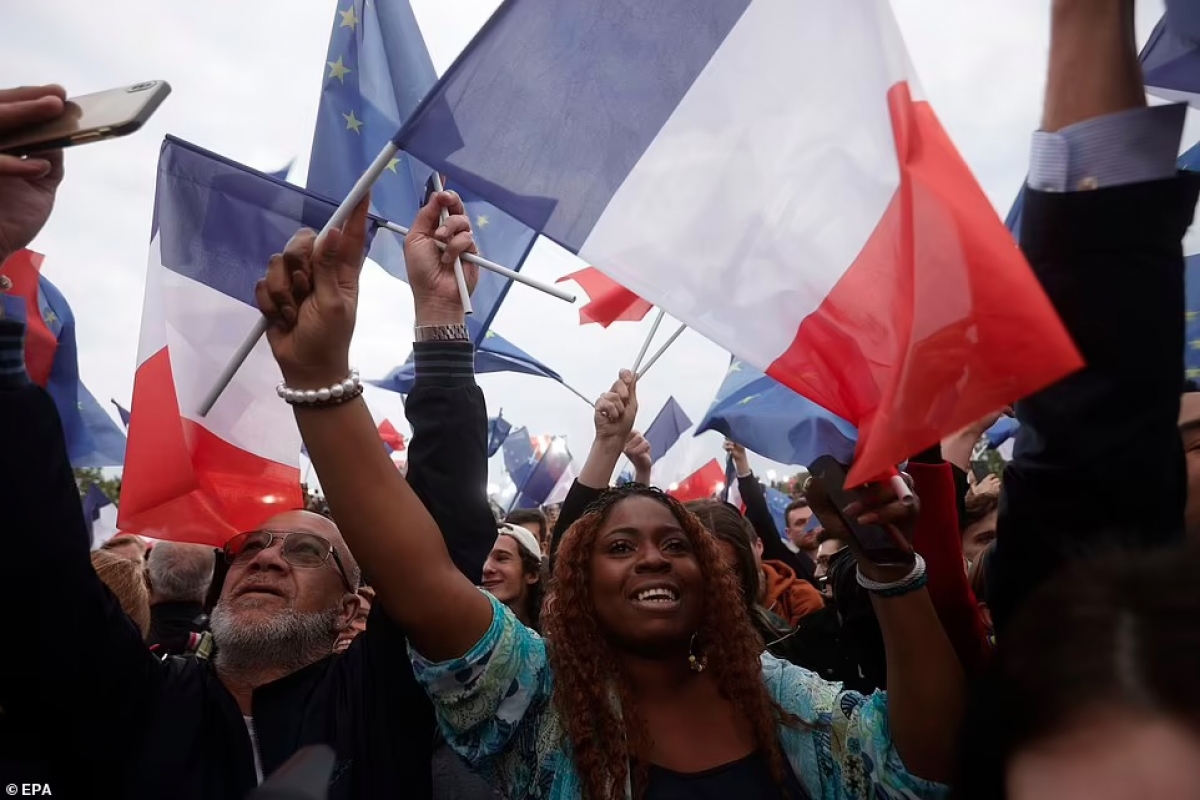 Biểu tình bạo động tại Paris sau khi bà Le Pen bị ông Macron đánh bại trong bầu cử Pháp - Ảnh 9.
