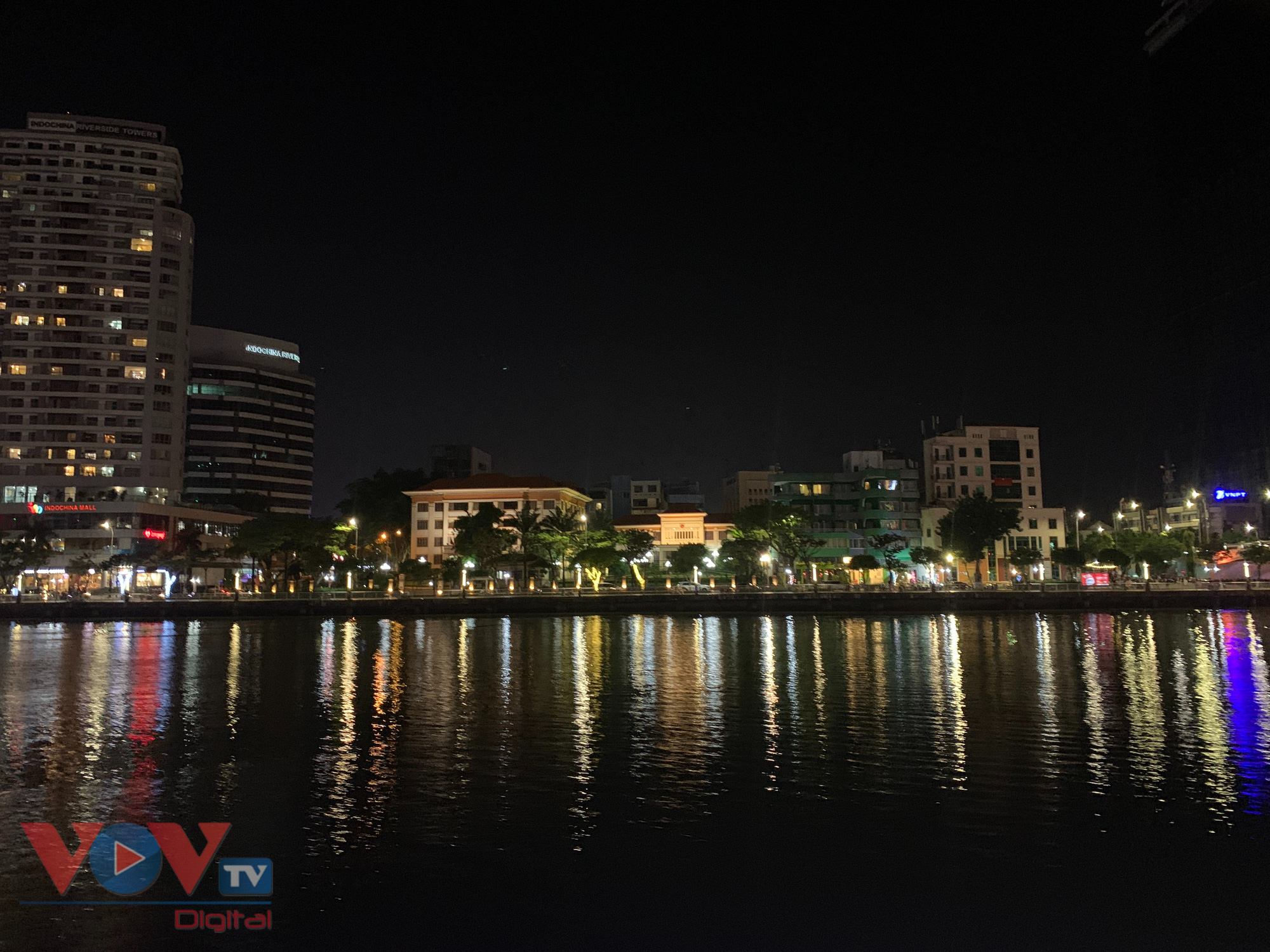 Ngắm trọn vẹn Đà Nẵng về đêm trên du thuyền sông Hàn - Ảnh 3.