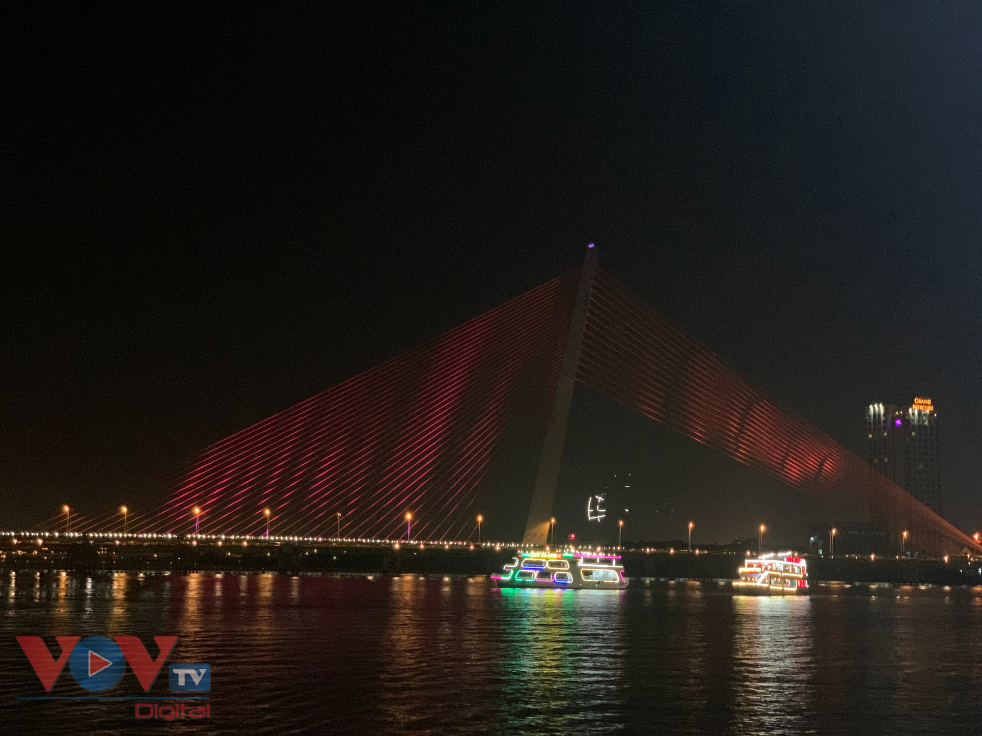 Ngắm trọn vẹn Đà Nẵng về đêm trên du thuyền sông Hàn - Ảnh 6.