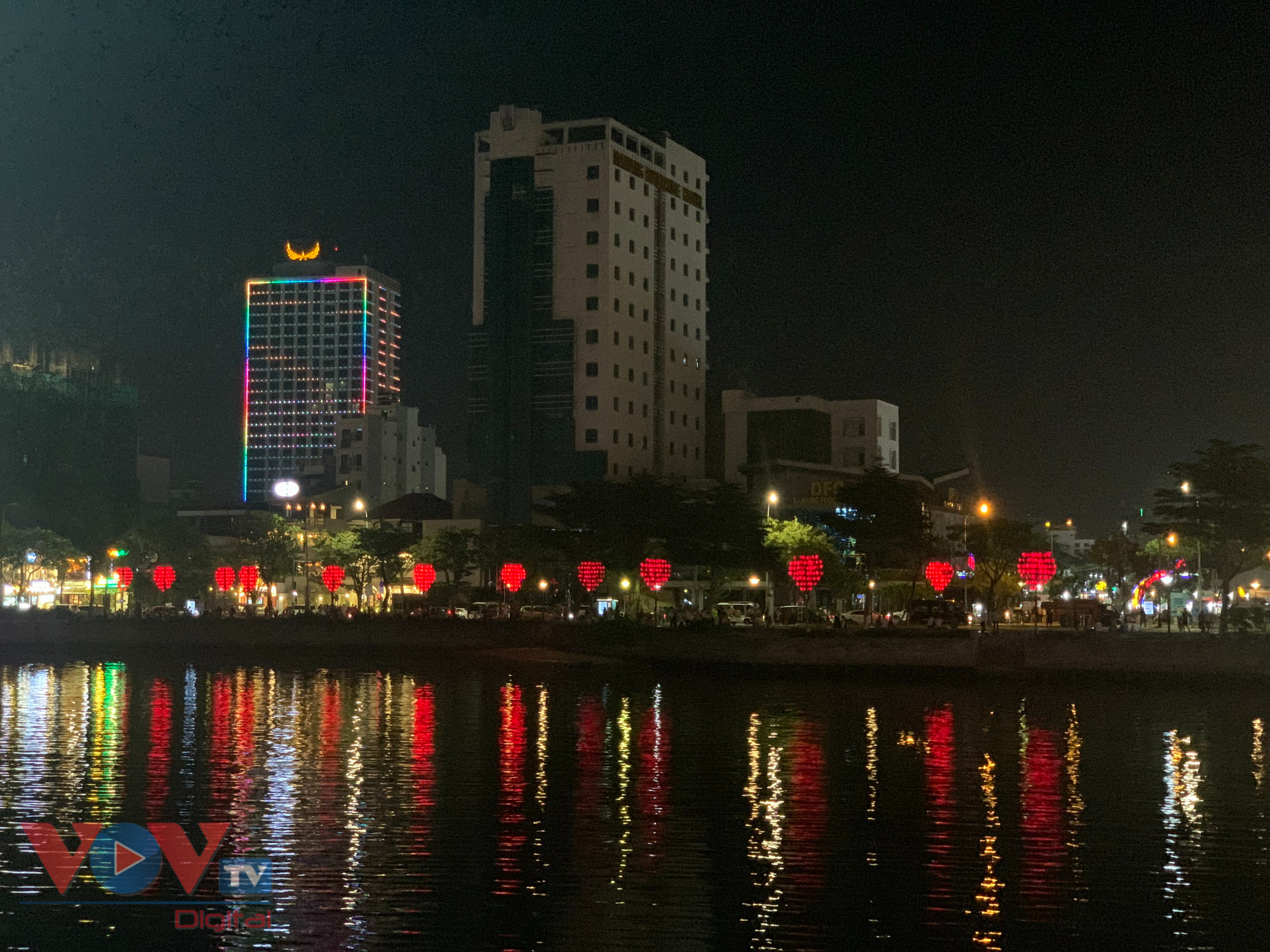 Ngắm trọn vẹn Đà Nẵng về đêm trên du thuyền sông Hàn - Ảnh 9.
