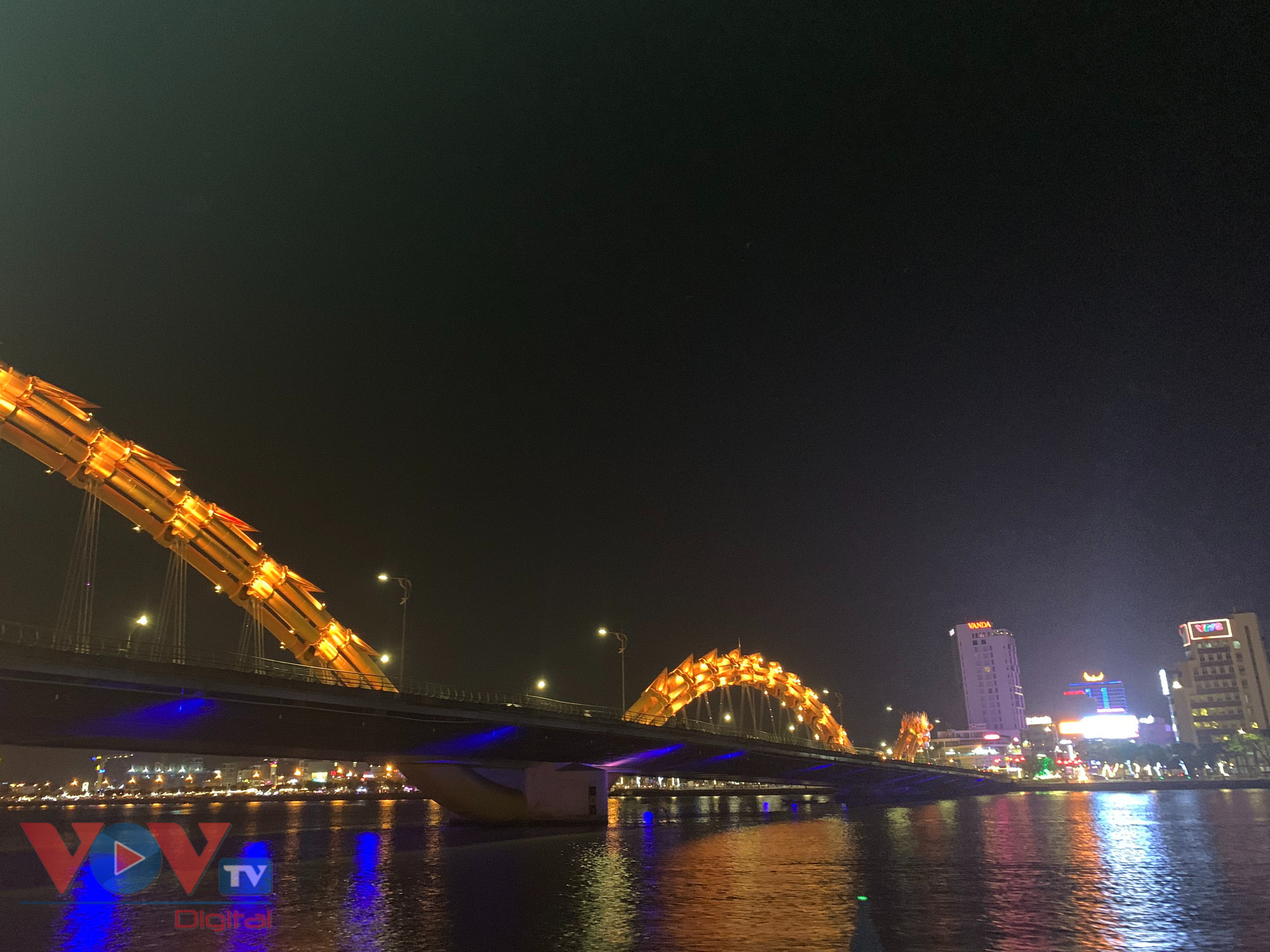 Ngắm trọn vẹn Đà Nẵng về đêm trên du thuyền sông Hàn - Ảnh 5.