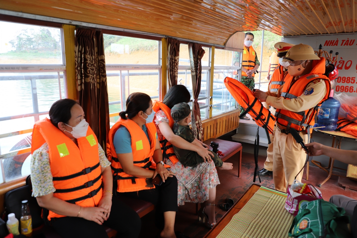 Yên Bái đảm bảo an toàn hoạt động du lịch trên hồ Thác Bà dịp nghỉ lễ - Ảnh 4.