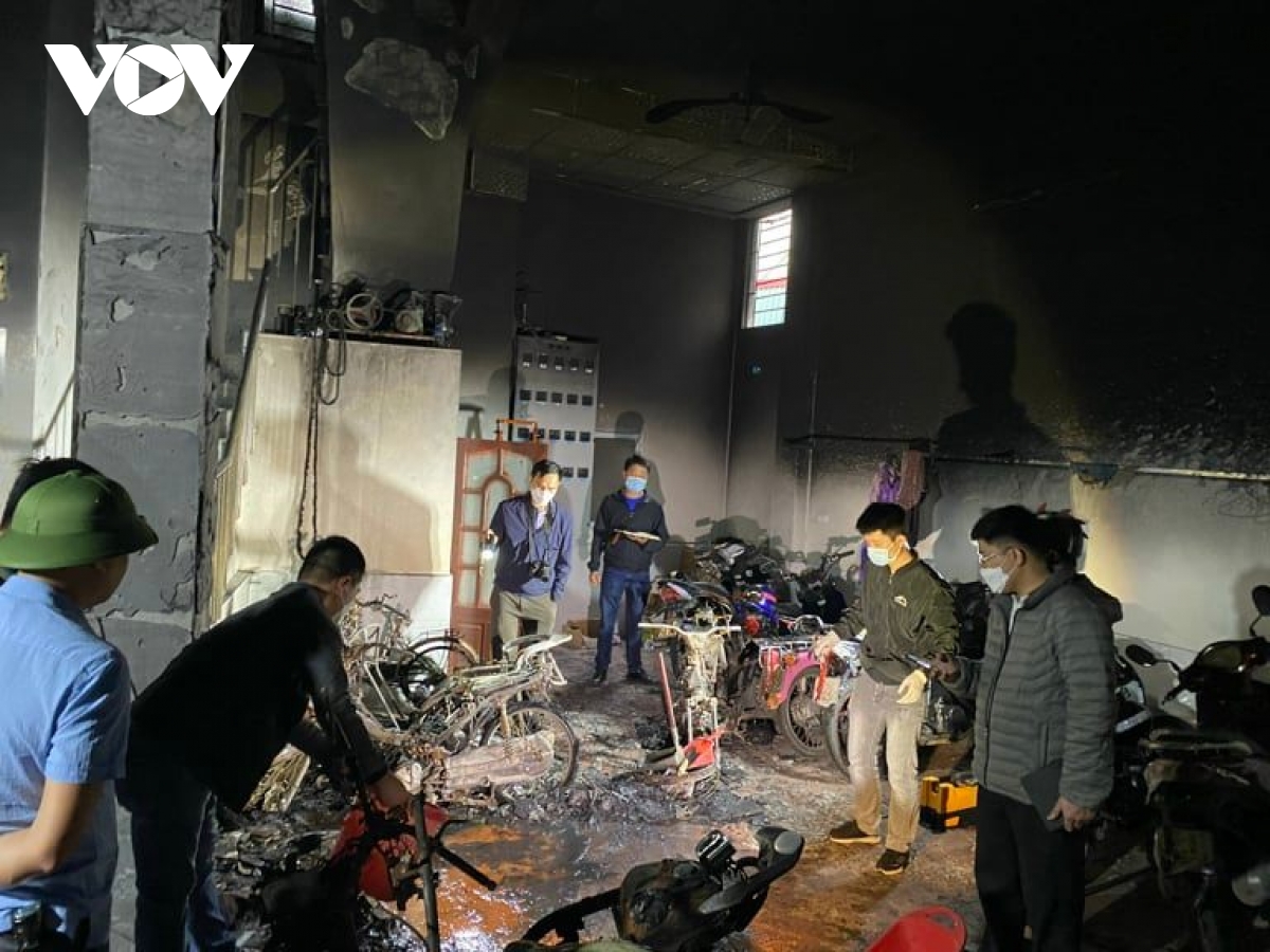 Khởi tố vụ án nữ nghi phạm đốt xe máy làm cháy nhà trọ ở Hà Nội - Ảnh 2.